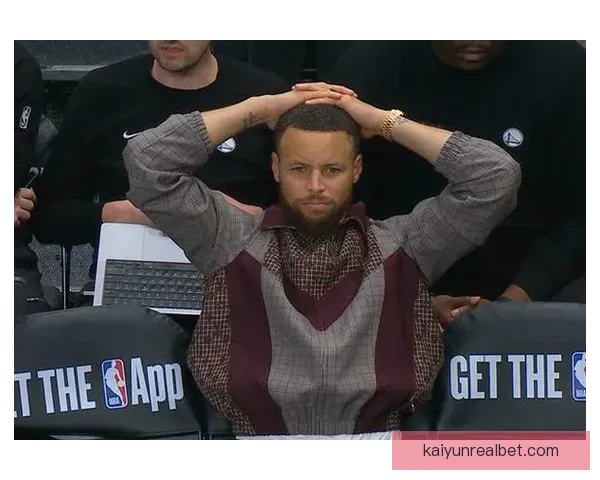 穆迪伤退接受医疗救治 双方球员泪水盈眶全场陷入沉寂